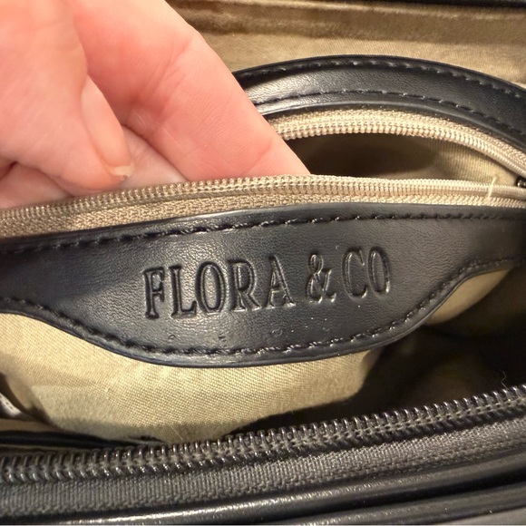 Flora & Co EUC Black Chevron Shoulder/Crossbody Bag w/Chain Detail - Picture 10 of 10